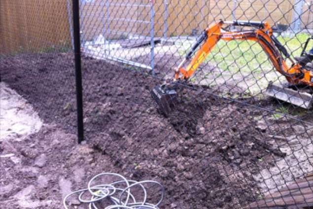 uitgraven curnet Zandbed. afvoeren van zwarte grond uit de achtertuin aanleggen van een achtertuin in breda